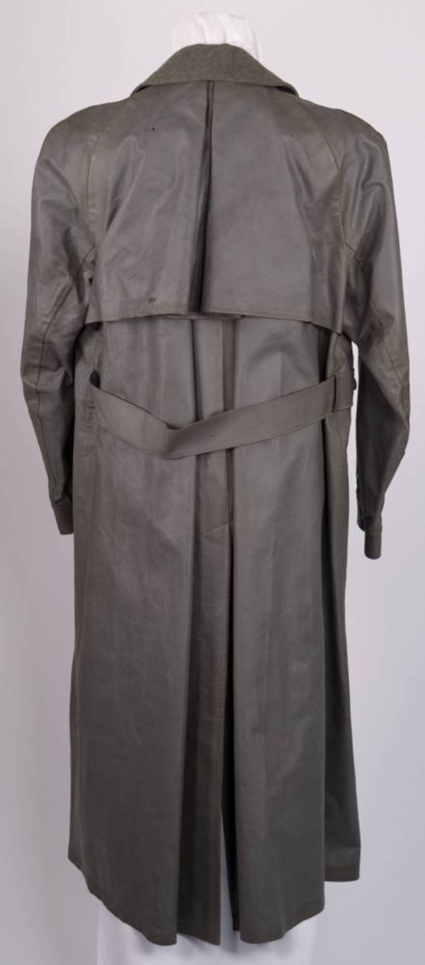 Wehrmacht Heer, Mantel für einen Kradmelder, gummiert, feldgrauer Kragen aus Heeresstoff, - Bild 9 aus 16