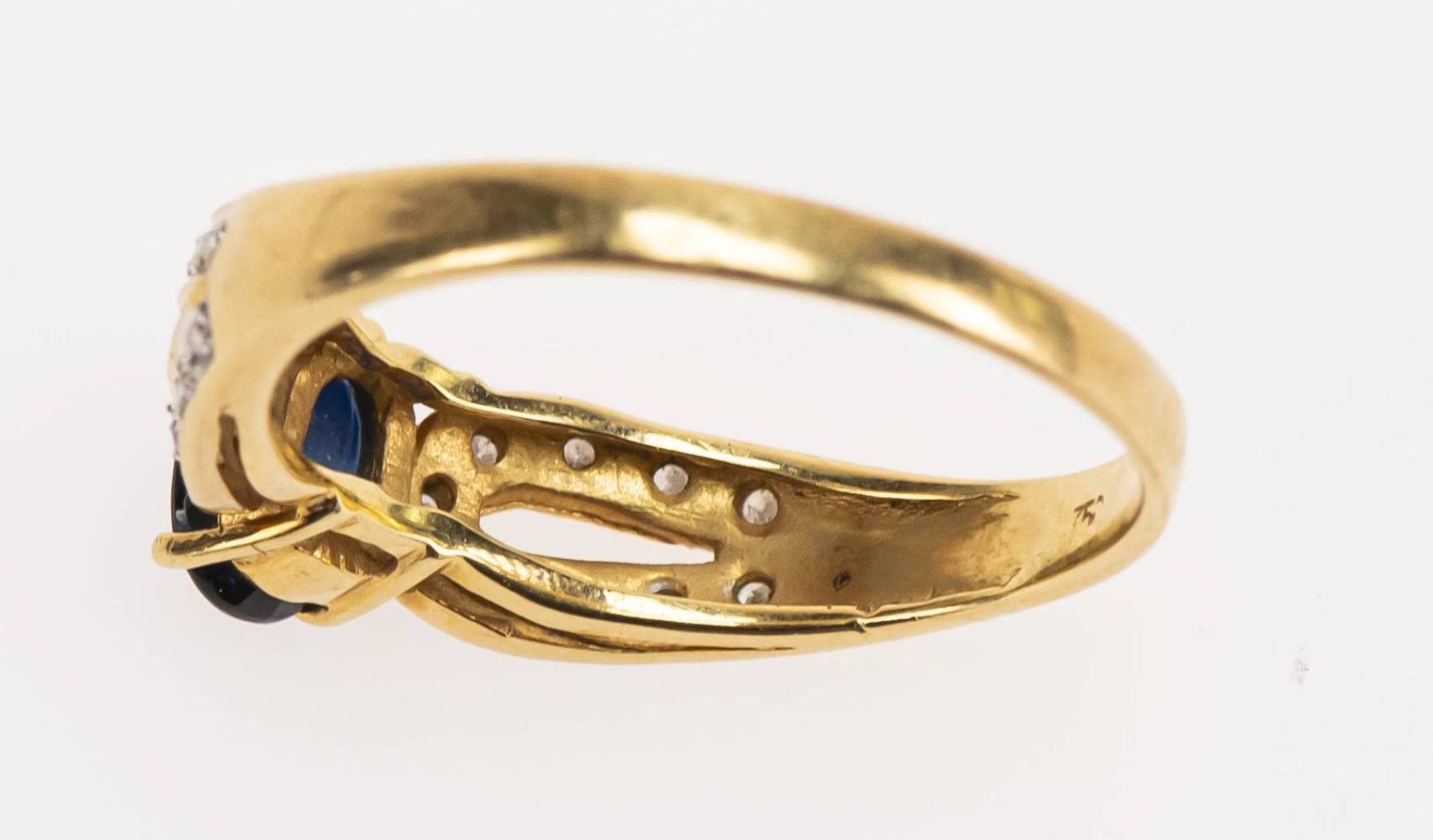 Saphir Diamanten Ring, 750 Gelbgold, 1Saphir in Ovalschliff ca. 1,20ct, 18 Diamanten zus. ca. 0, - Bild 5 aus 6