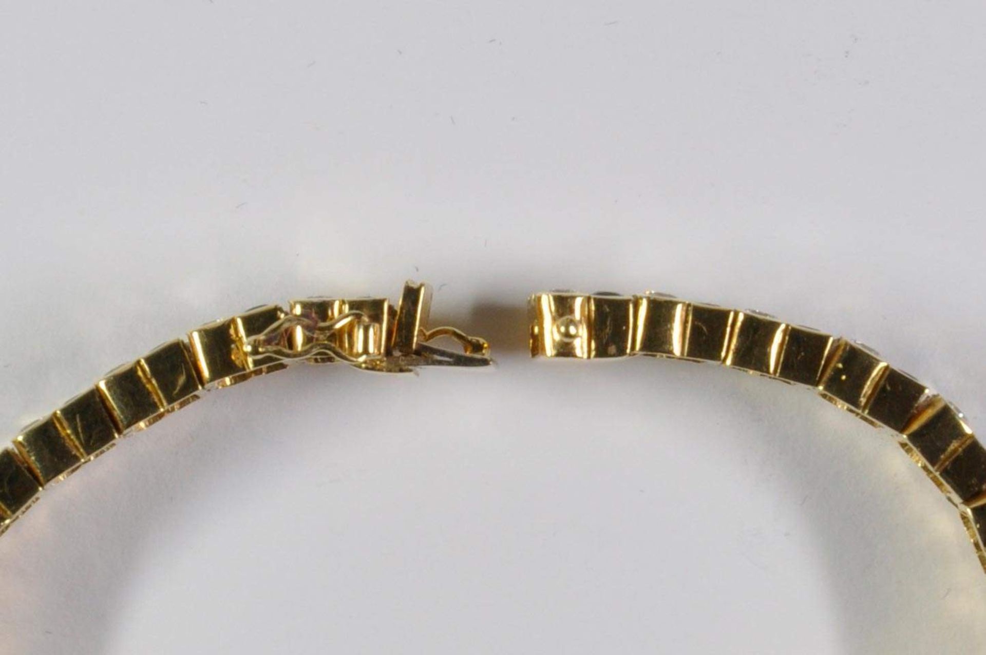 Saphir-Brillant-Armband, 750 Gelbgold, Punze, 66 Brillanten von zus. ca. 3,2ct, 64 Saphiren von zus. - Bild 13 aus 20