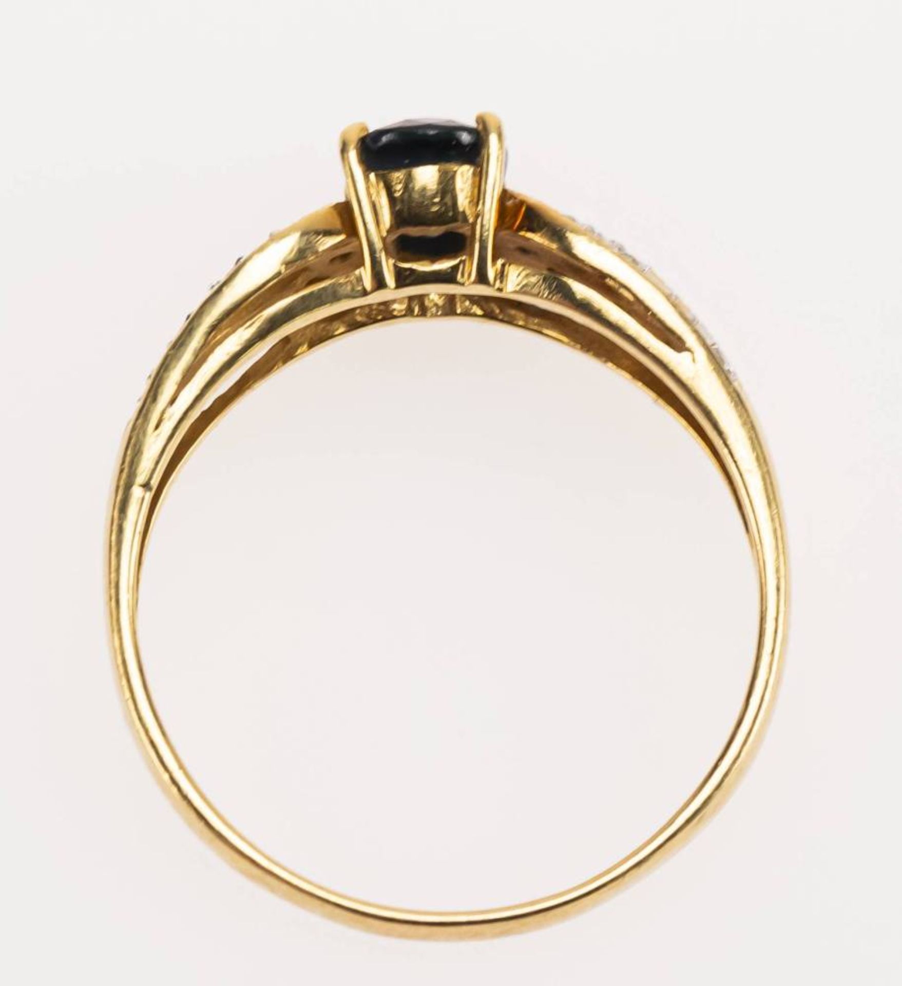 Saphir Diamanten Ring, 750 Gelbgold, 1Saphir in Ovalschliff ca. 1,20ct, 18 Diamanten zus. ca. 0, - Bild 4 aus 6