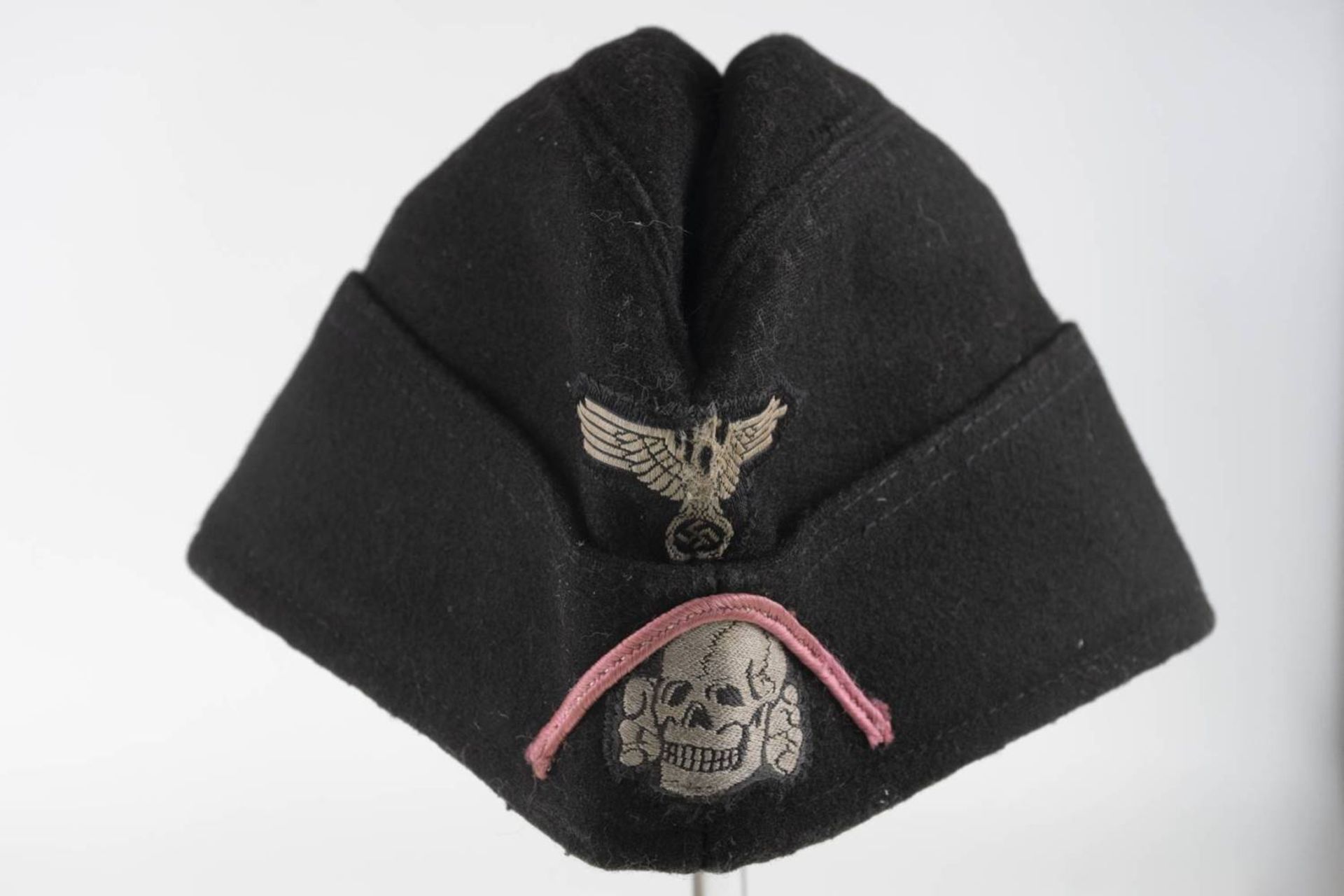 Waffen-SS, Schiffchen für Mannschaften der Panzertruppe aus schwarzem Wollstoff, mit rosafarbenem - Bild 4 aus 6