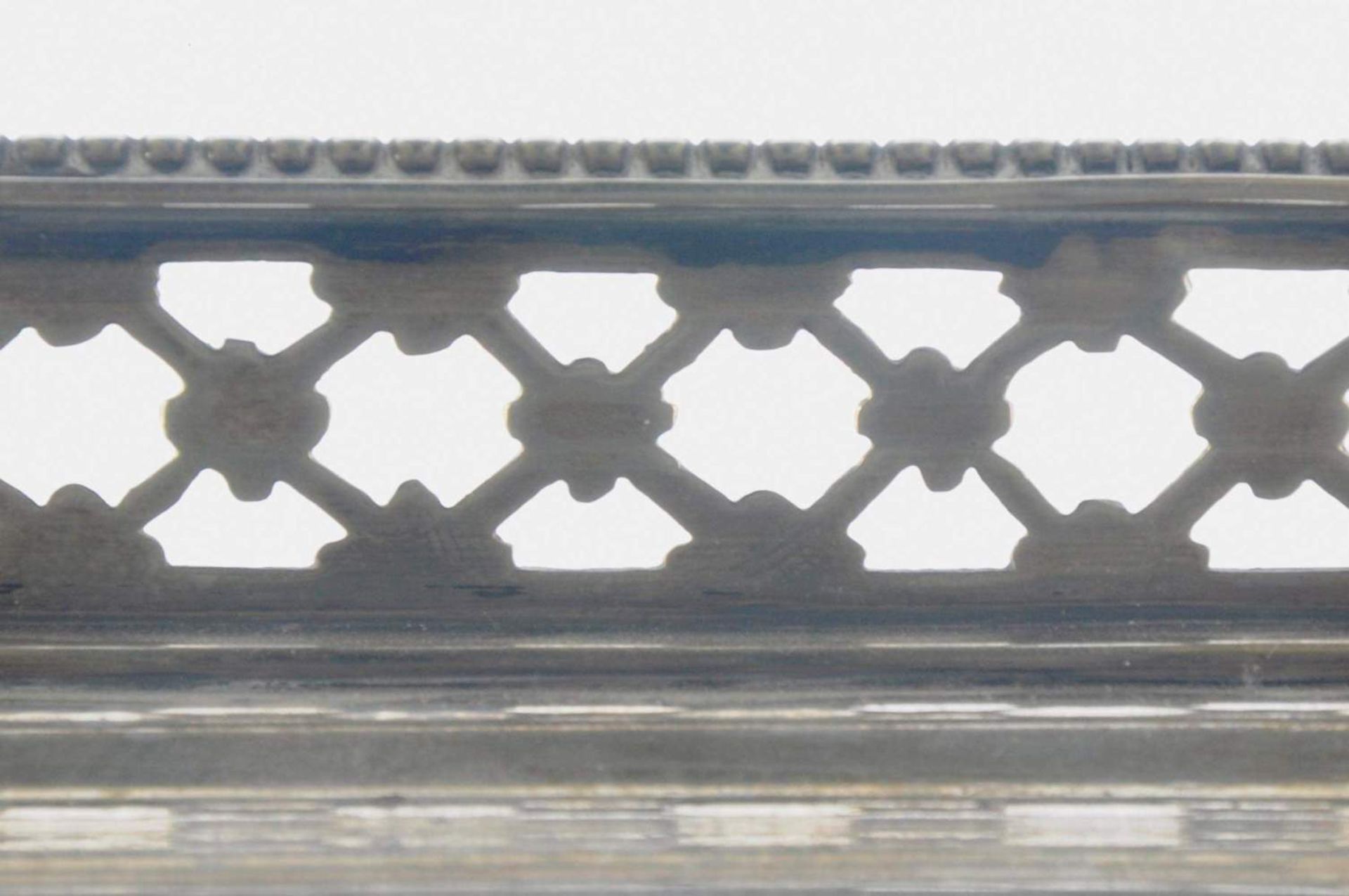 Dekoratives Silber Tablett mit Füßen und durchbrochen gearbeiteter Umrandung mit floralem Dekor - Bild 9 aus 10