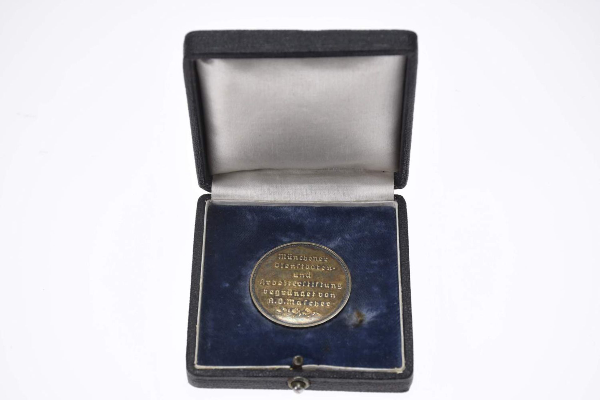 Silbermedaille, (18,98 g, 30 mm), ohne Jahr, unsigniert, Verdienstmedaille der Münchner Dienstboten- - Bild 2 aus 2
