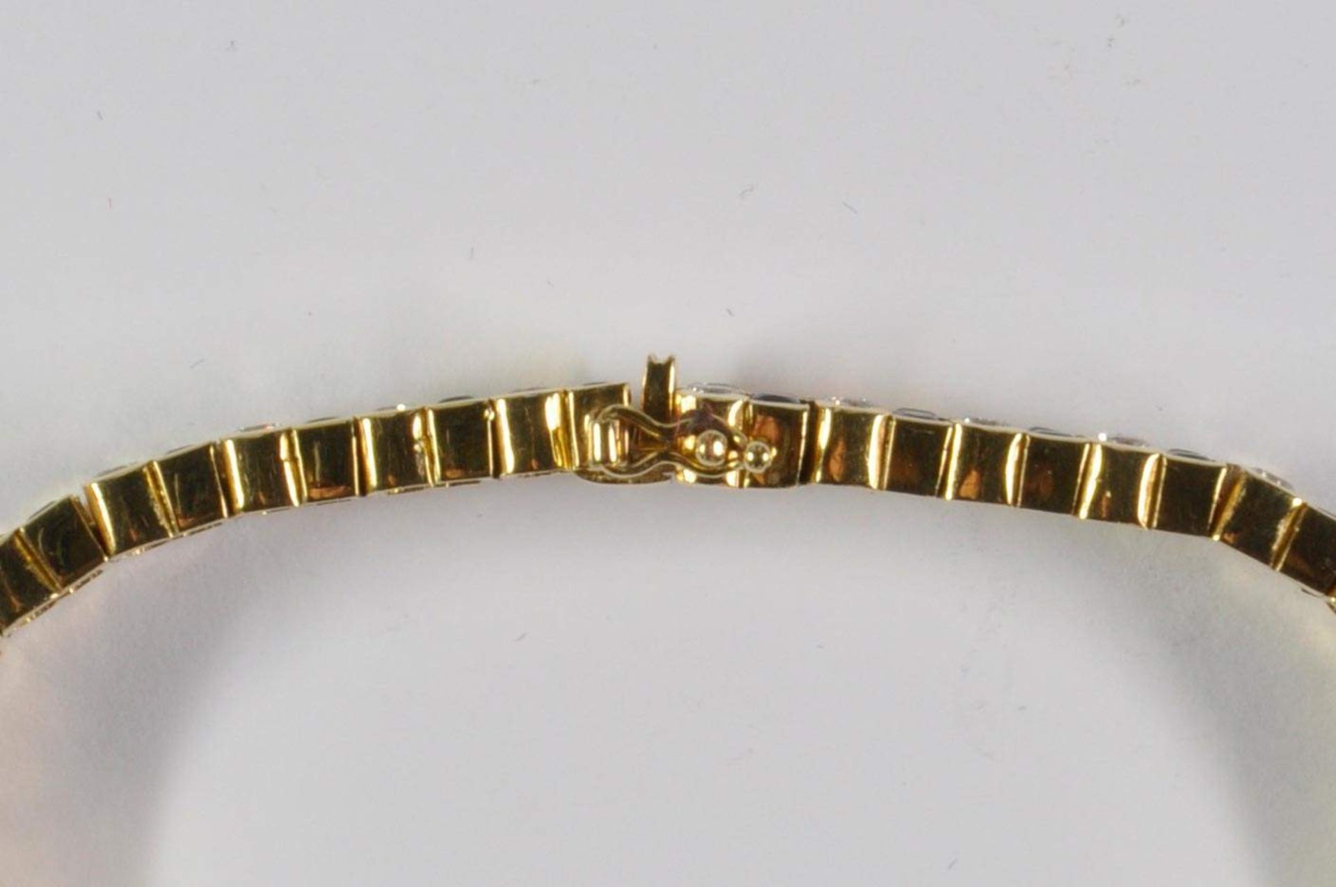 Saphir-Brillant-Armband, 750 Gelbgold, Punze, 66 Brillanten von zus. ca. 3,2ct, 64 Saphiren von zus. - Bild 15 aus 20