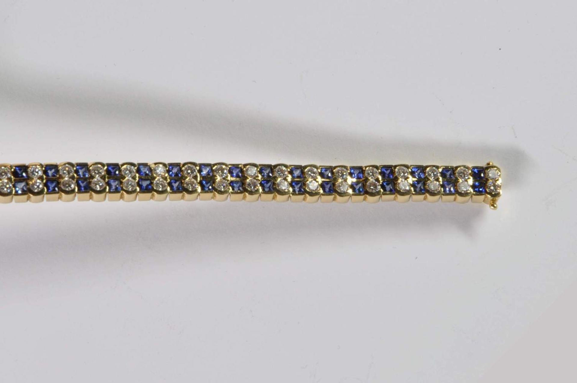 Saphir-Brillant-Armband, 750 Gelbgold, Punze, 66 Brillanten von zus. ca. 3,2ct, 64 Saphiren von zus. - Bild 4 aus 20