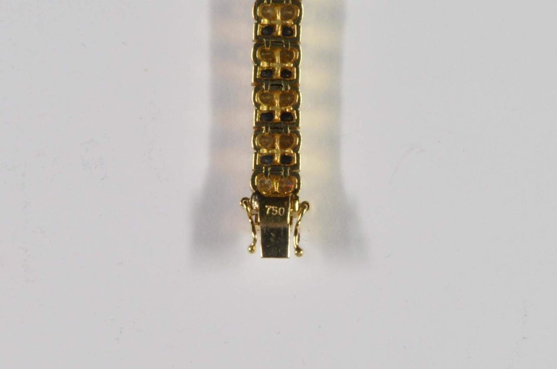 Saphir-Brillant-Armband, 750 Gelbgold, Punze, 66 Brillanten von zus. ca. 3,2ct, 64 Saphiren von zus. - Bild 11 aus 20