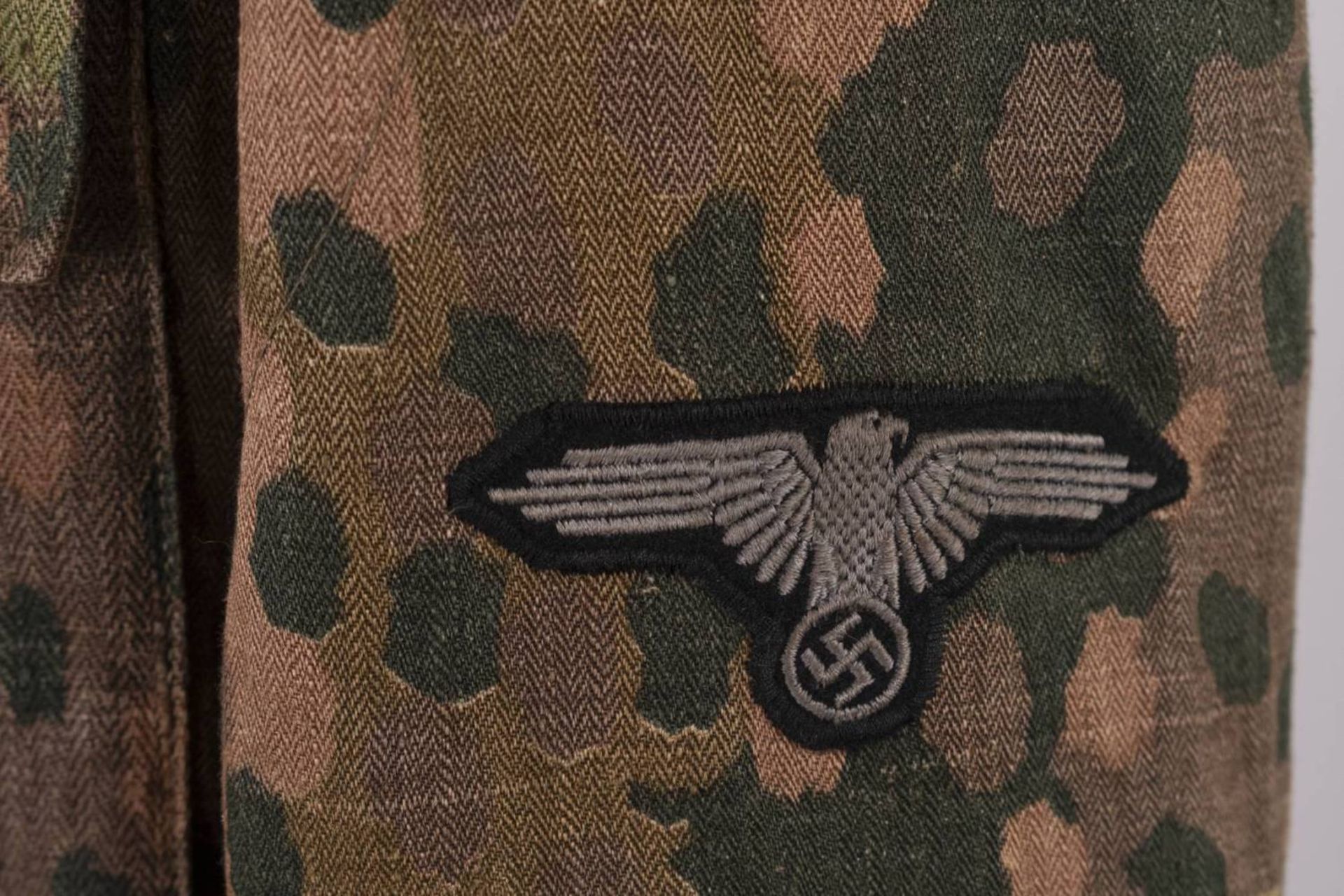 Waffen-SS, Tarnanzug M44, Feldbluse aus einseitig in Erbstarnmuster bedrucktem Drillich mit feldgrau - Bild 25 aus 26