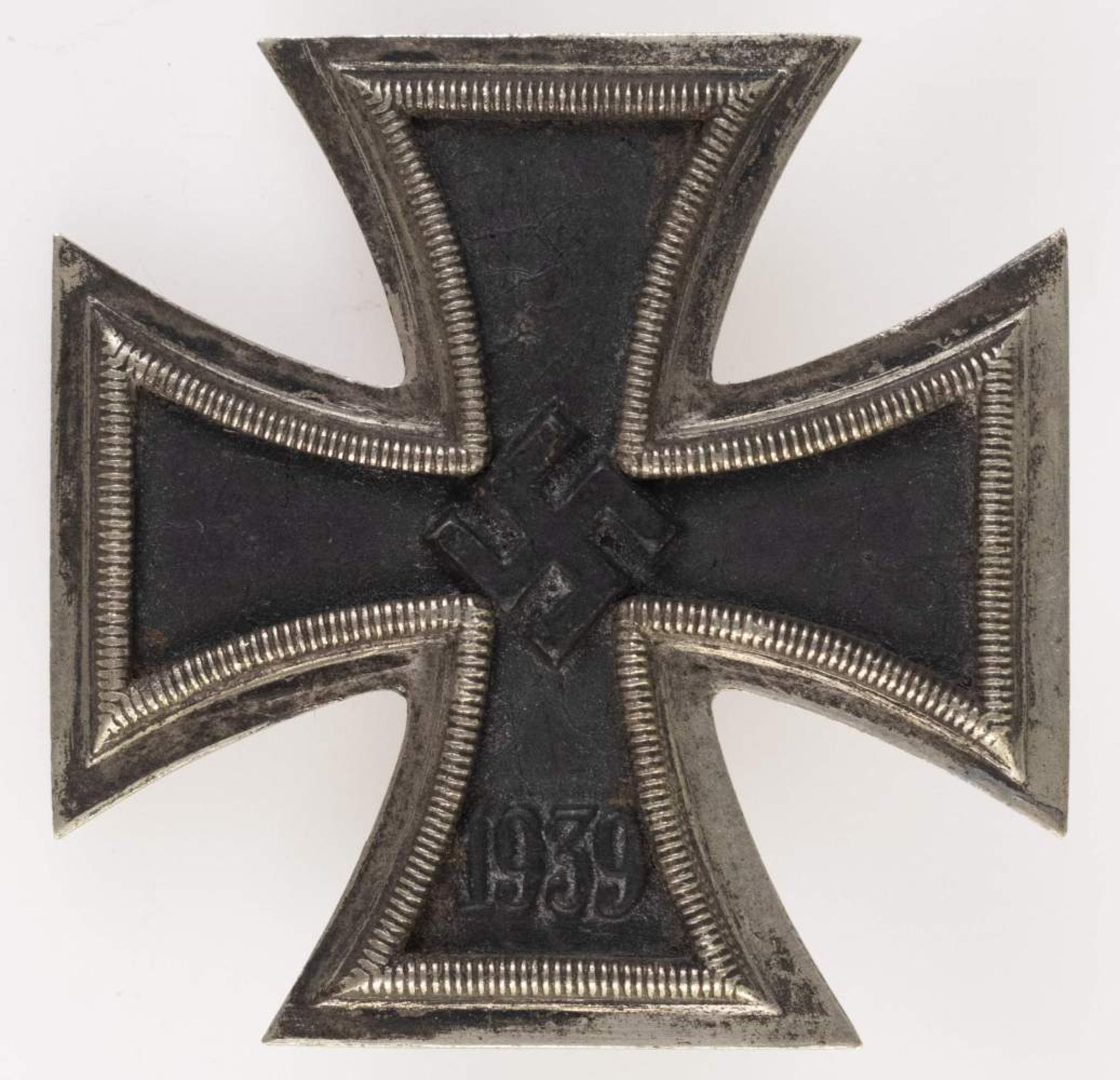 Eisernes Kreuz 1939 1. Klasse, magnetisch, flach, auf Nadel Hersteller "L/13" für die Firma Paul