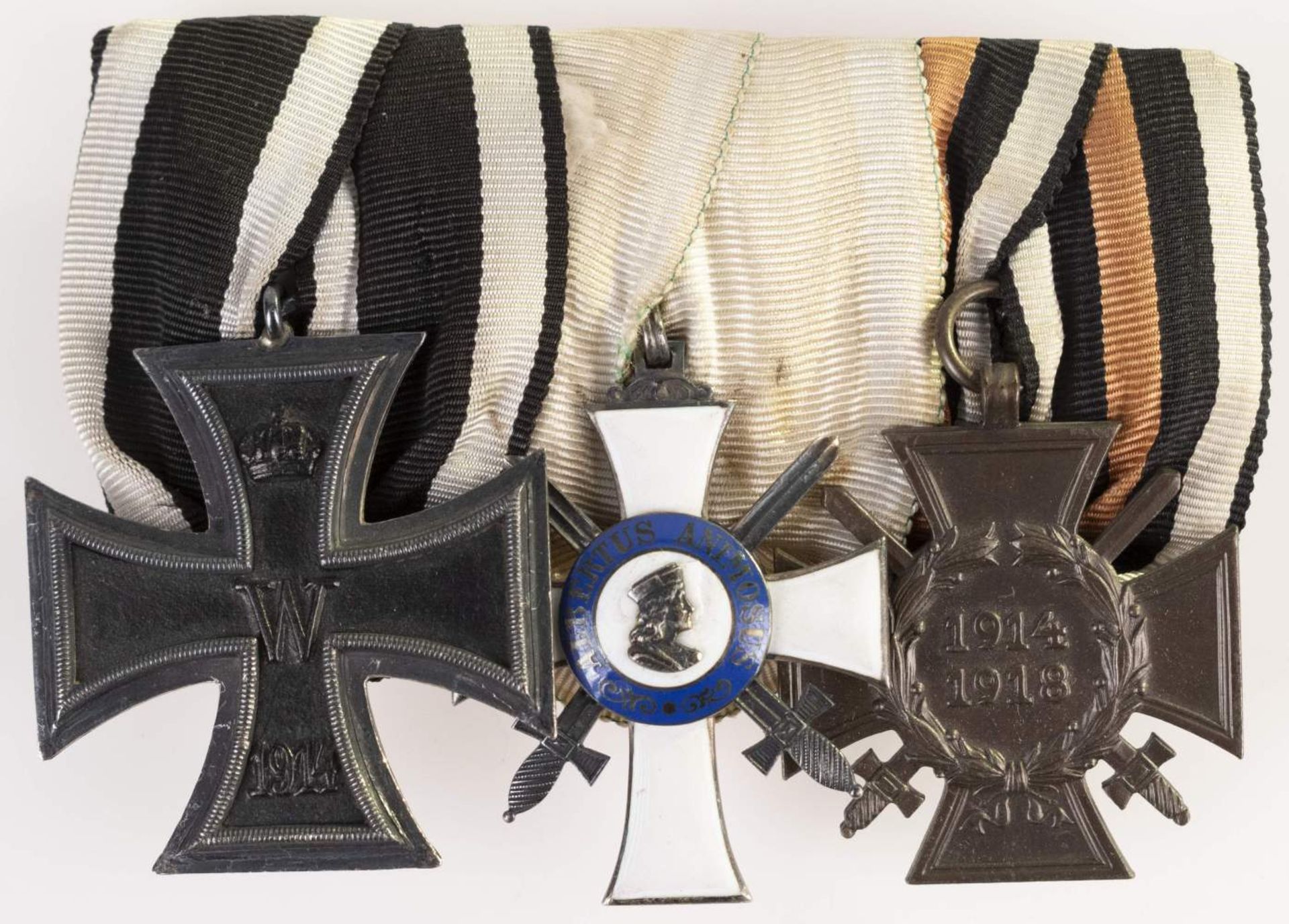 Ordensspange mit 3 Auszeichnungen, dabei Preussen Eisernes Kreuz 1914 2. Klasse, Sachsen Albrechts-