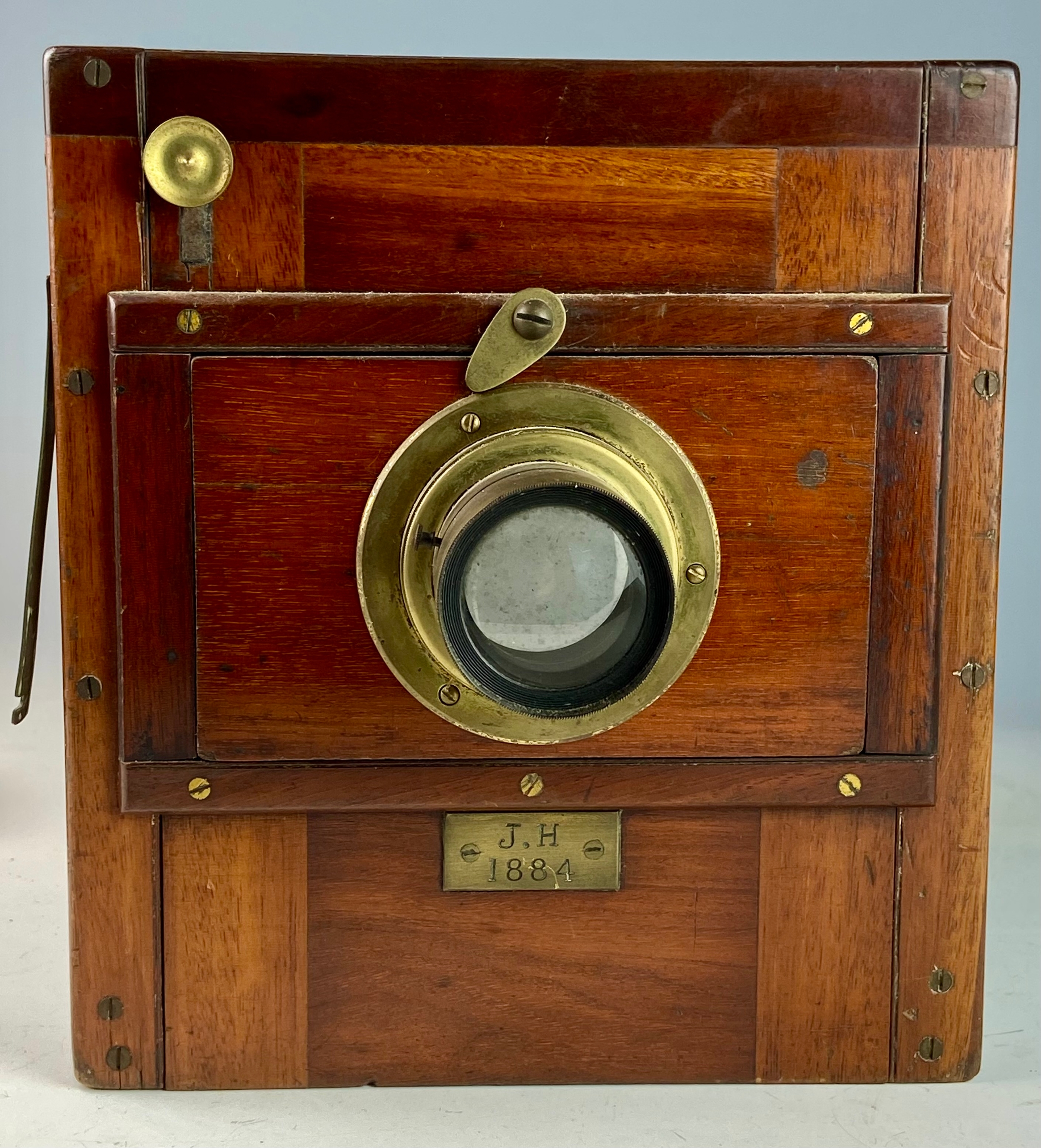 Wood encased plate camera dating to 1884 with brass f9 4.5mm lens and other brass furniture with two - Image 4 of 8