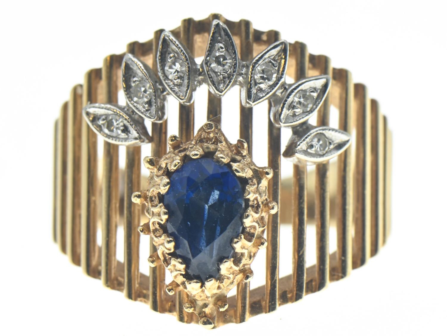 14ct gold ring (marked 14 but rubbed) set with pear shaped sapphire and a fan of small white sapphir - Bild 2 aus 3