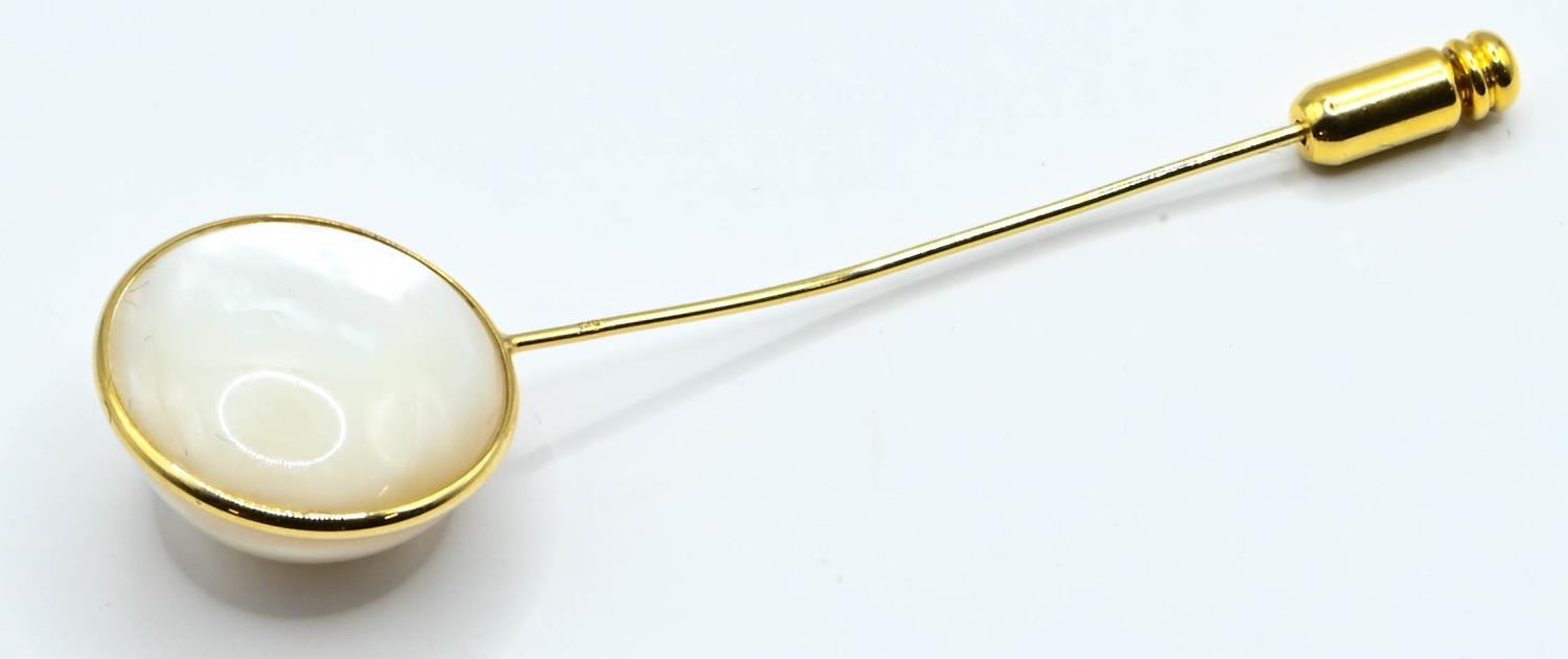 18ct gold and South Sea mabé pearl stick pin, length 68mm, with non gold clasp, with box  - Image 2 of 2