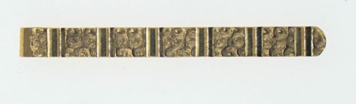 9ct gold textured tie clip, hallmarked Birmingham 1970, length 50mm, 4 grams