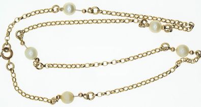 9ct gold necklace intersected with five faux pearls. length 400mm Gross weight 6.41g.