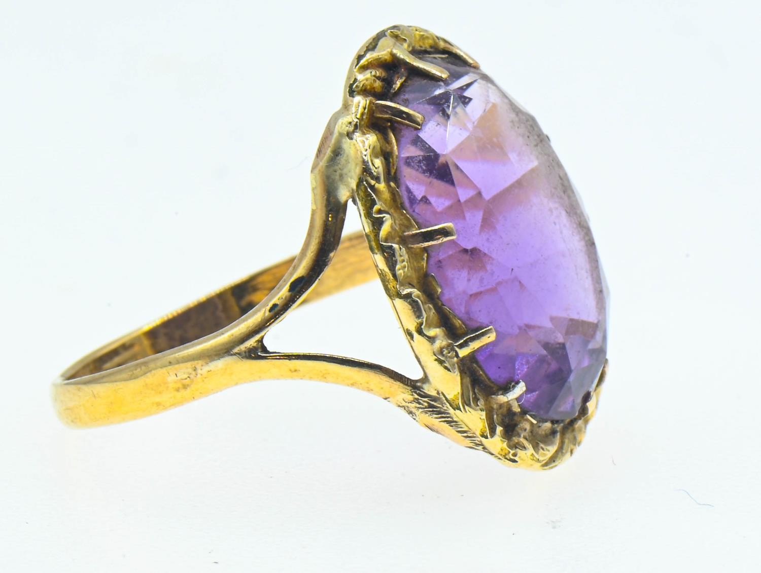 Amethyst set yellow metal ring. Oval mixed cut amethyst approximately 19mm x 14mm. Size T 1/2. Gross - Image 3 of 3
