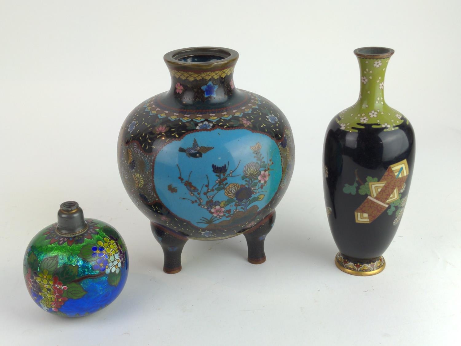Three Japanese cloisonné vessels inc. a tripod koro decorated with panels of flora, butterflies and  - Bild 2 aus 2