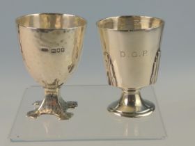 Two silver egg cups, including: an Arts & Crafts silver egg cup, Philip Hanson Abbot, London 1913, w