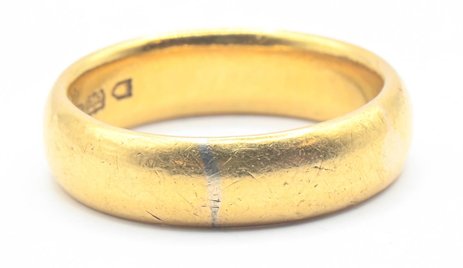 22ct gold band ring, size Q 1/2, 10 grams  - Image 3 of 3