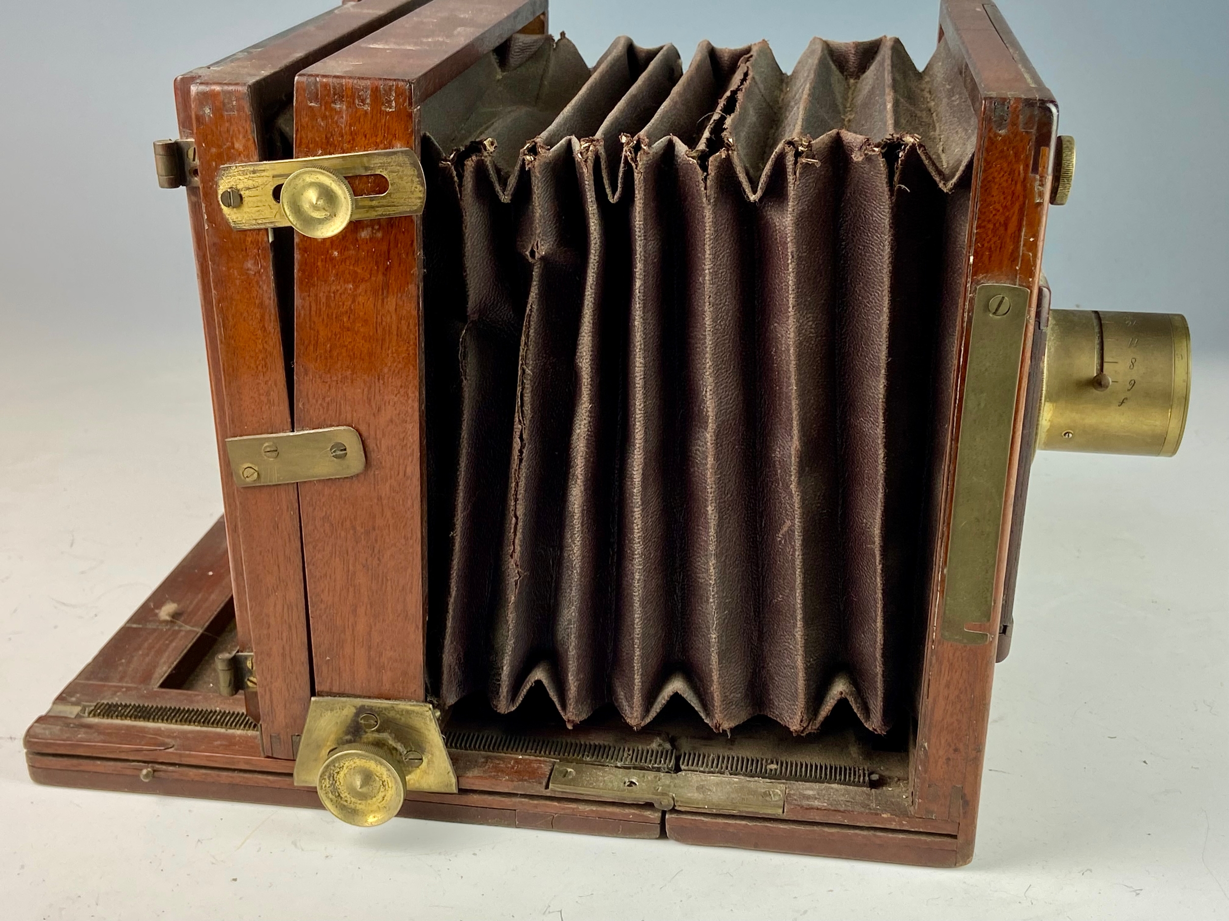 Wood encased plate camera dating to 1884 with brass f9 4.5mm lens and other brass furniture with two - Image 5 of 8