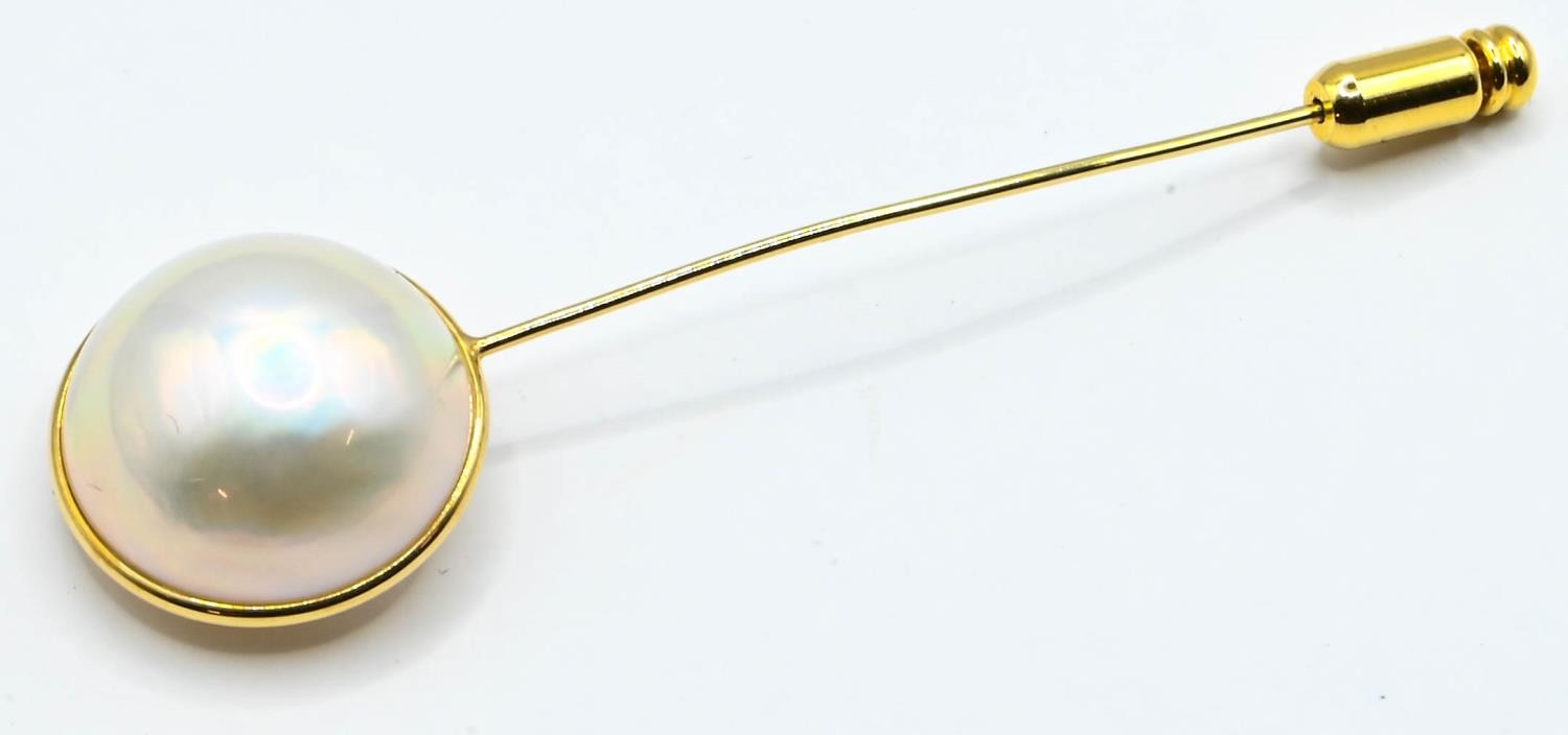 18ct gold and South Sea mabé pearl stick pin, length 68mm, with non gold clasp, with box 