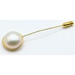 18ct gold and South Sea mabé pearl stick pin, length 68mm, with non gold clasp, with box 