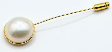 18ct gold and South Sea mabé pearl stick pin, length 68mm, with non gold clasp, with box