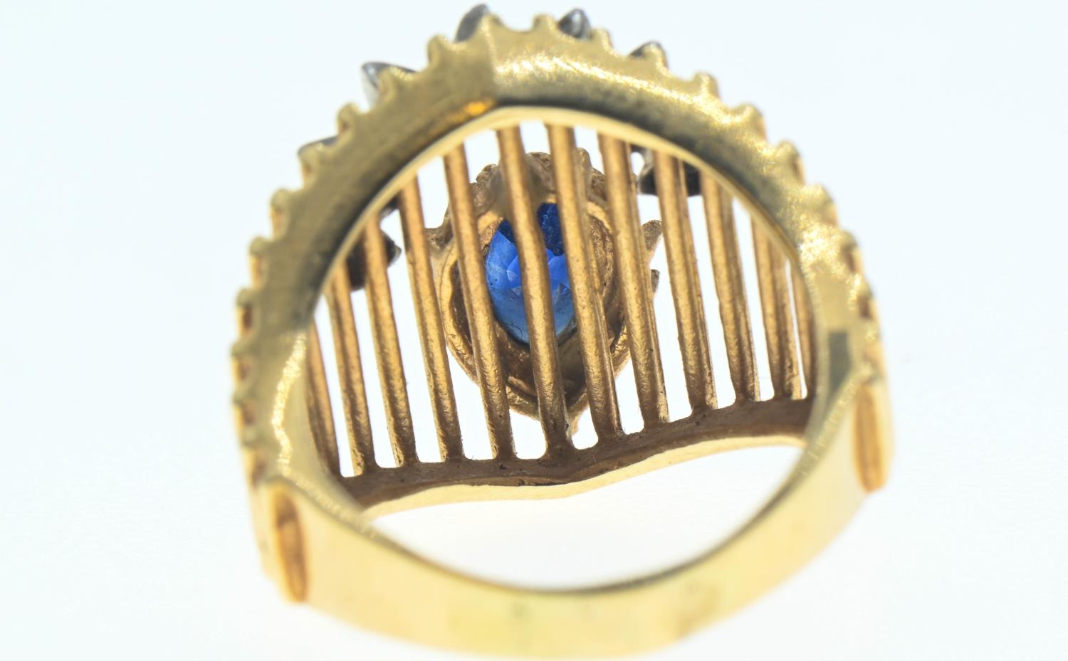 14ct gold ring (marked 14 but rubbed) set with pear shaped sapphire and a fan of small white sapphir - Bild 3 aus 3