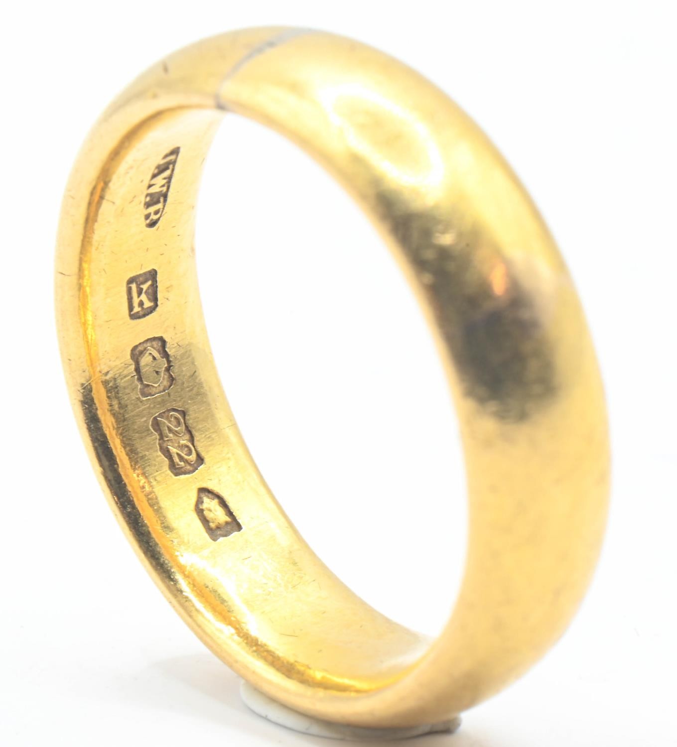 22ct gold band ring, size Q 1/2, 10 grams 