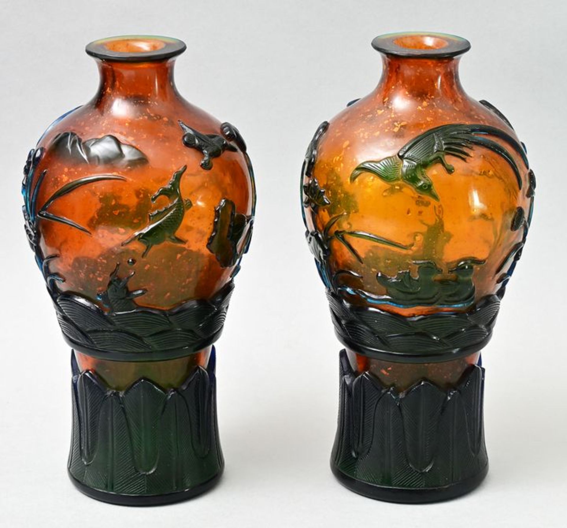 Paar Peking-Glas-Vasen/ a pair of Peking glass vases