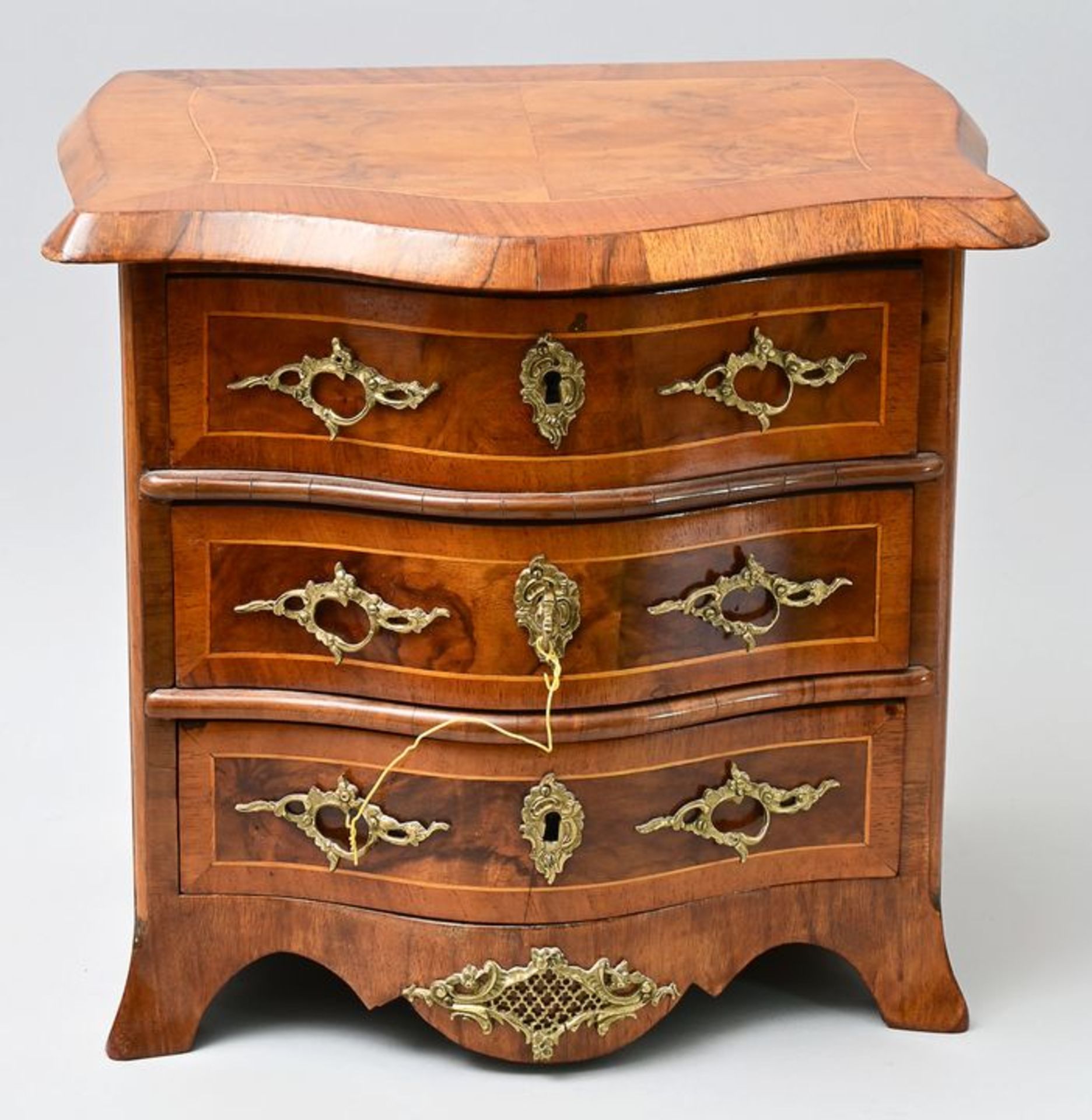 Modellkommode / model chest of drawers
