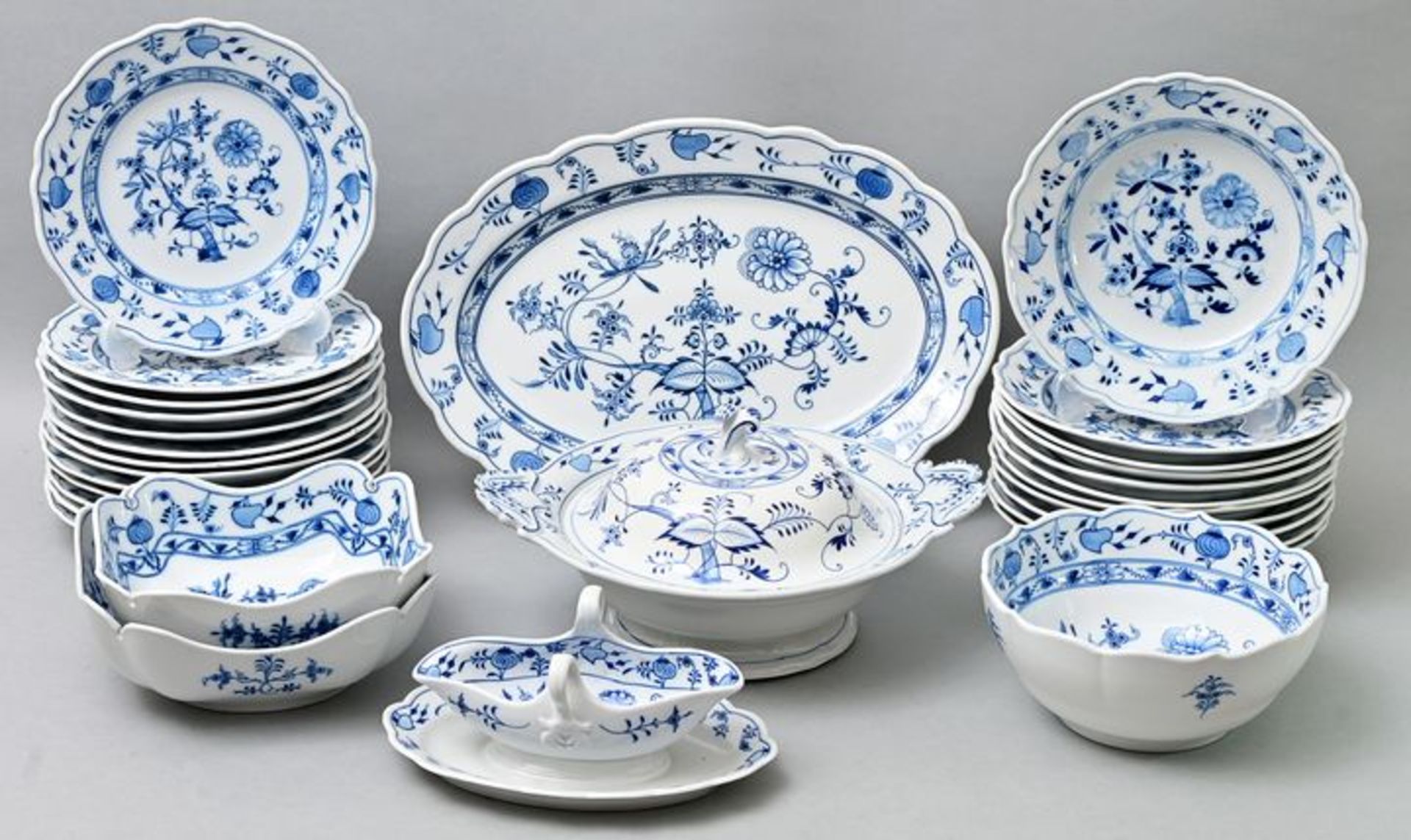 Speiseservice-Teile/ 37 items porcelain - Bild 4 aus 5
