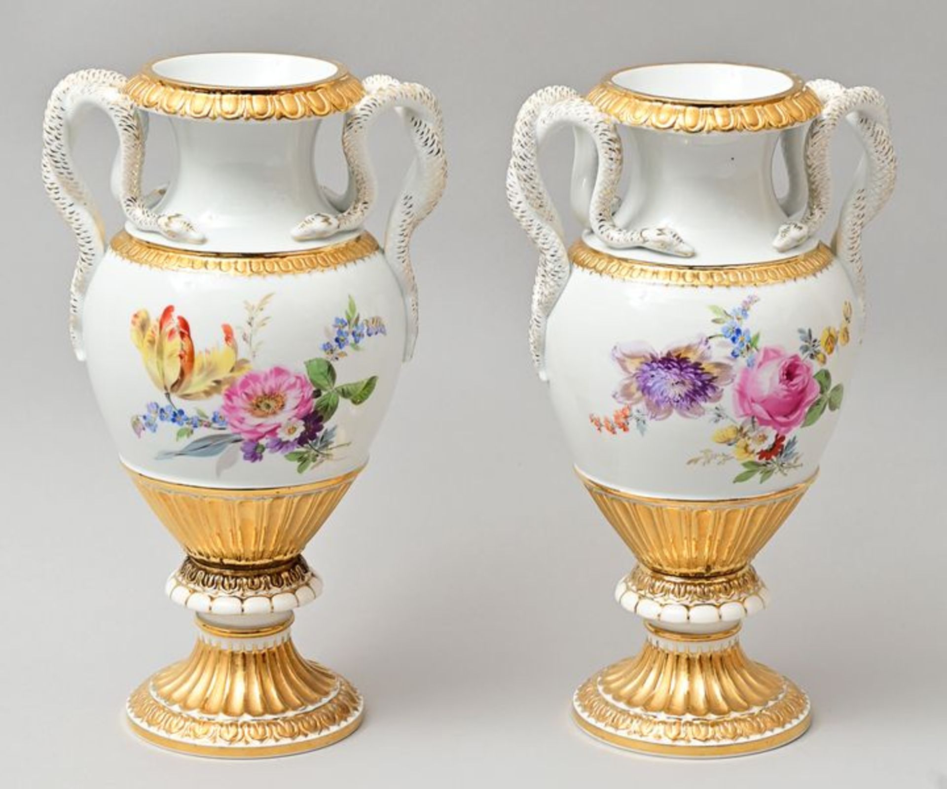 Schlangenhenkelvasenpaar/ a set of two vases