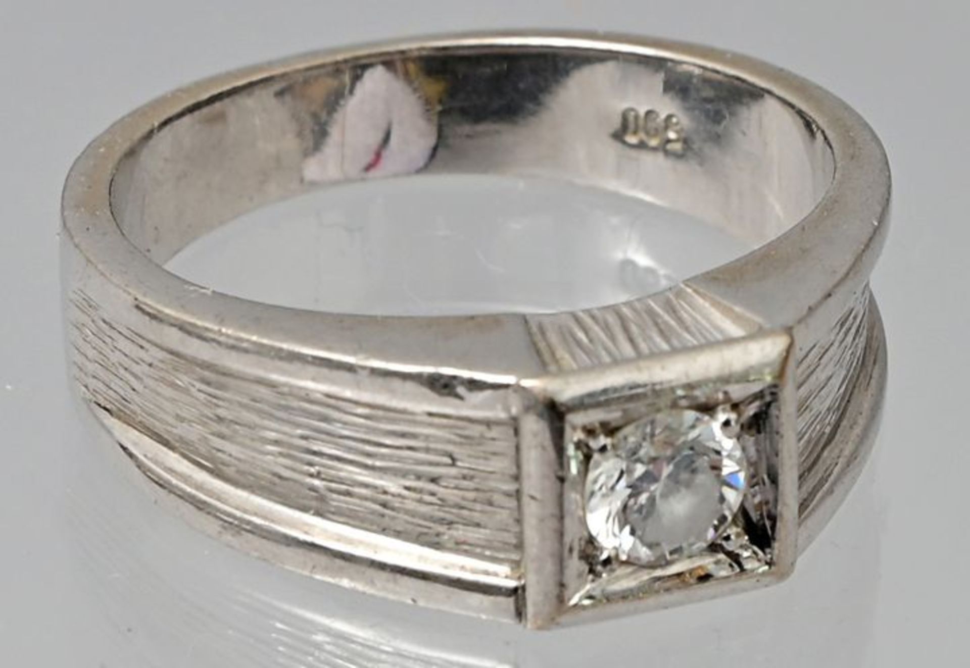 Ring mit Brillant-Solitär/ ring with diamond