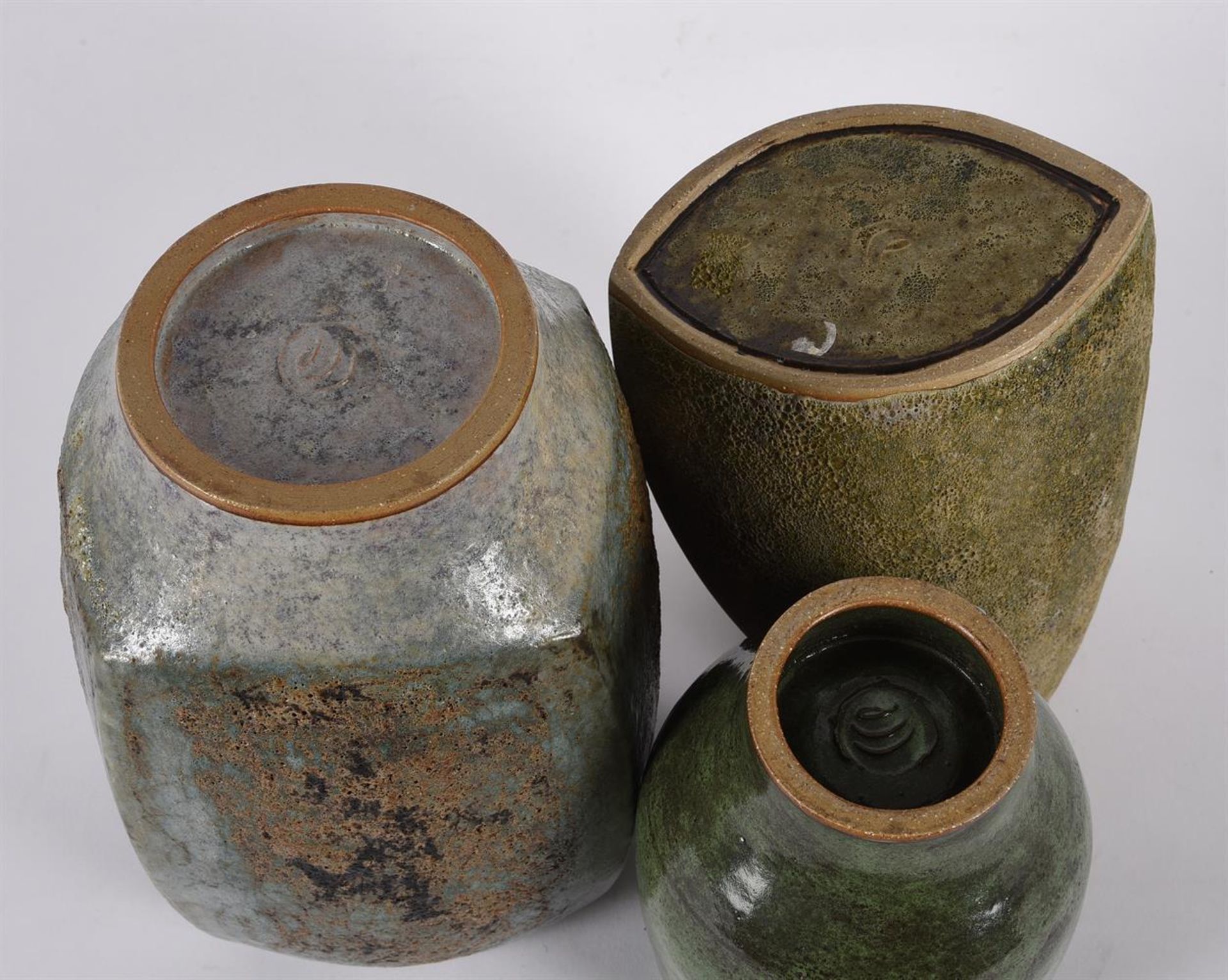 CHRIS CARTER (B.1945), A GROUP OF THREE STONEWARE VASES - Image 2 of 2