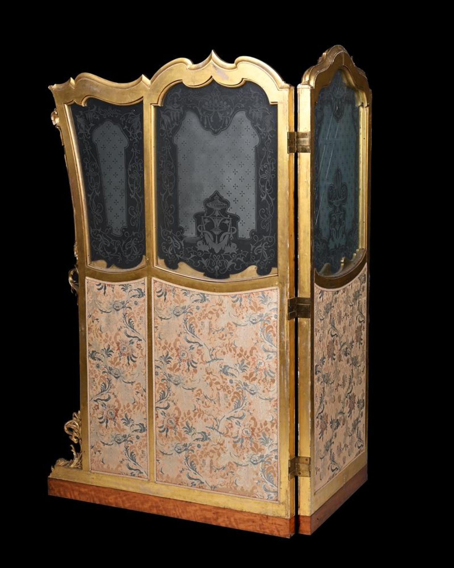 A GILTWOOD, ETCHED GLASS AND POLYCHROME PAINTED FOUR-FOLD SCREEN - Image 4 of 4