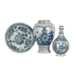 AN ENGLISH DELFT BLUE AND WHITE WATER BOTTLE OR GUGLET AND AN ASSOCIATED WASH BASIN