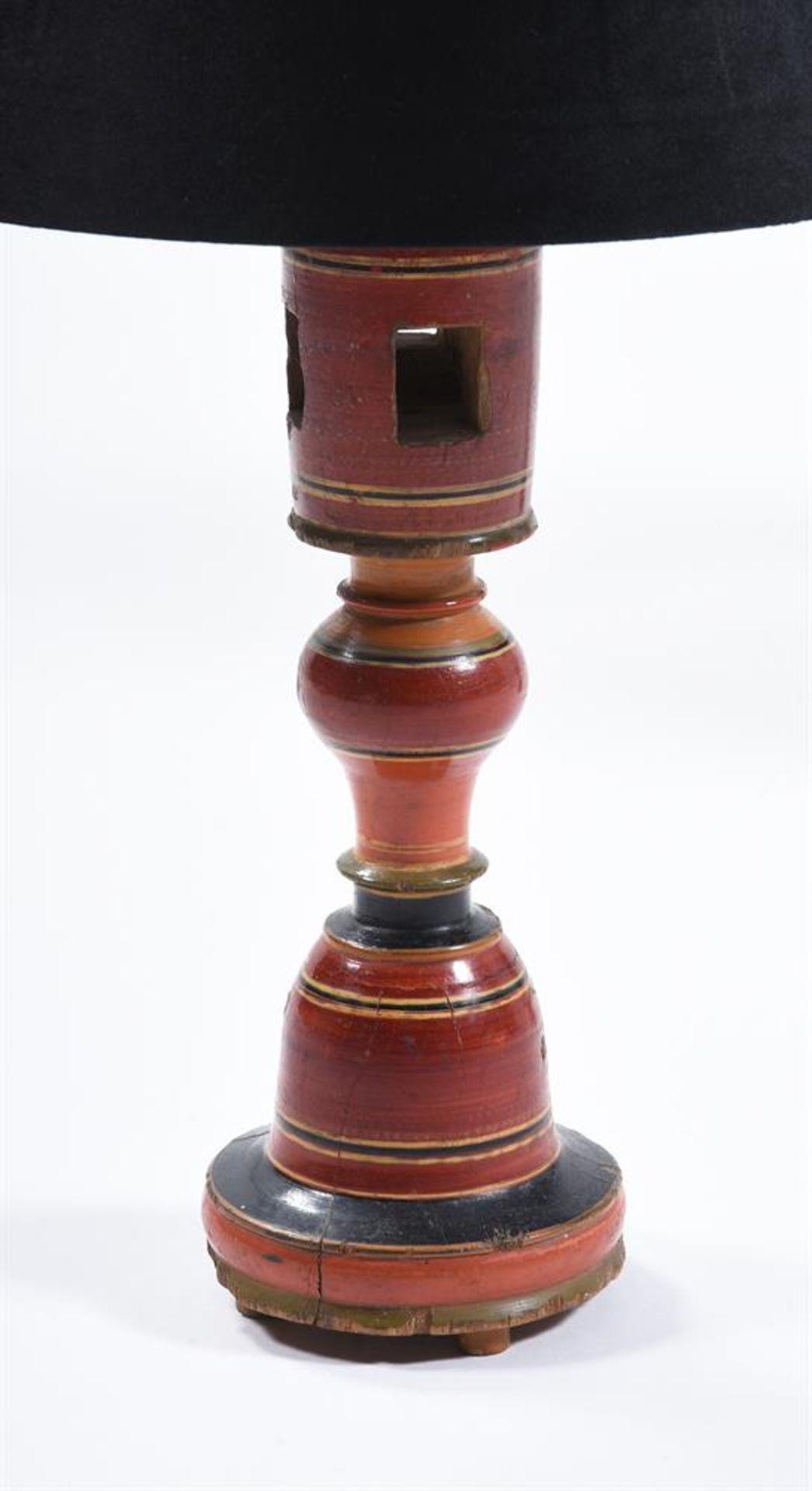 A PAIR OF RED, BLACK, AND PARCEL GILT PAINTED TURNED WOOD TABLE LAMPS - Bild 2 aus 2