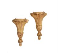 A PAIR OF CARVED GILTWOOD WALL BRACKETS IN GEORGE III STYLE