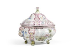 A LARGE FAIENCE POLYCHROME TUREEN AND COVER LOOSELY IN LATE SEVENTEENTH/EARLY EIGHTEENTH CENTURY DEL