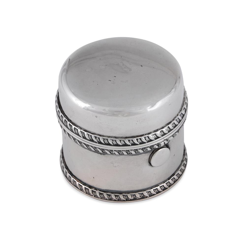 AN EDWARDIAN SILVER CIRCULAR TRAVEL INKWELL, ROBERT PRINGLE & SONS, BIRMINGHAM 1904