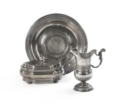 A PEWTER JUG AND DISHED PLATE, 18TH CENTURY