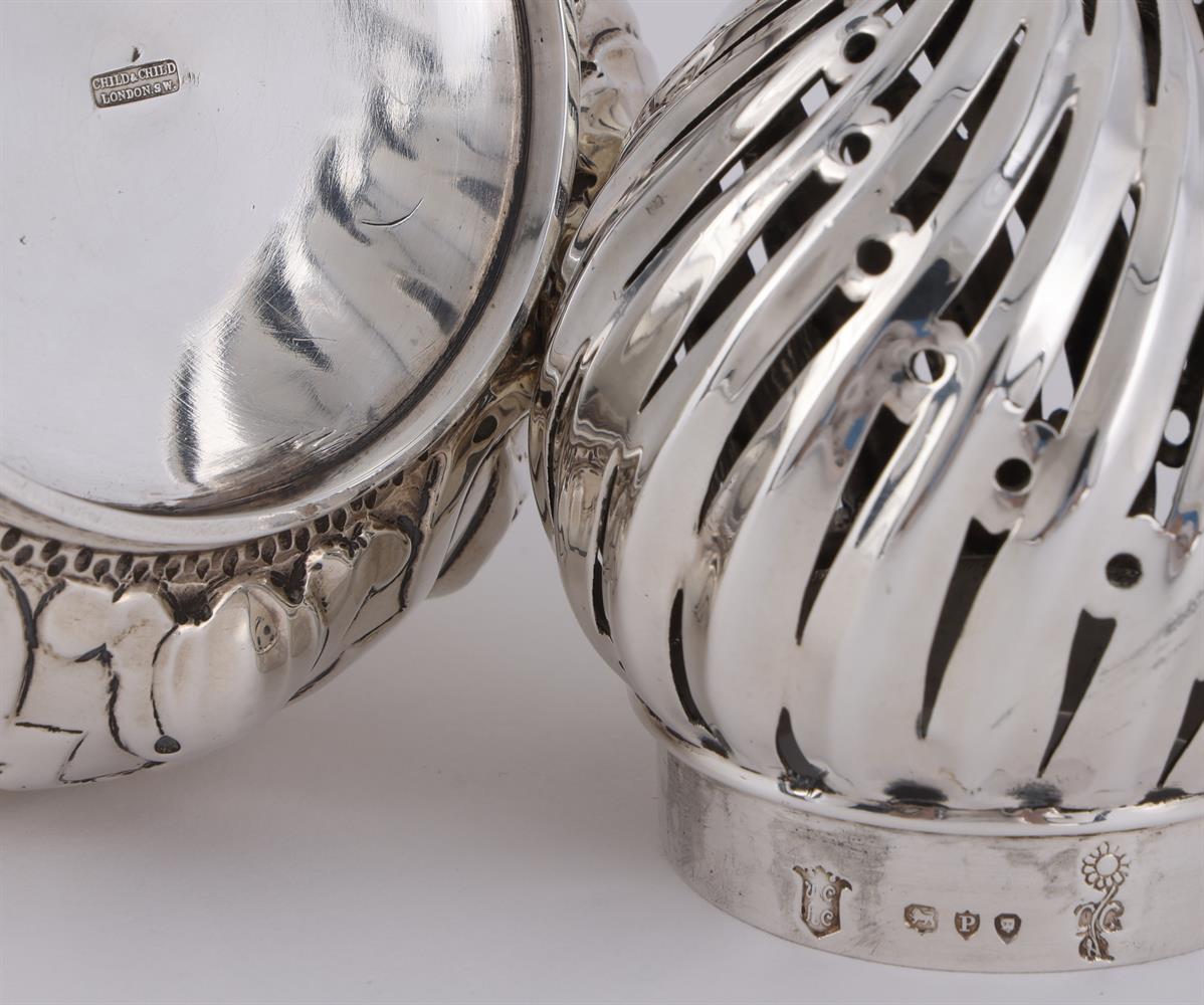 A VICTORIAN ARTS AND CRAFTS SILVER SUGAR CASTER, CHILD & CHILD, LONDON 1890 - Image 2 of 3