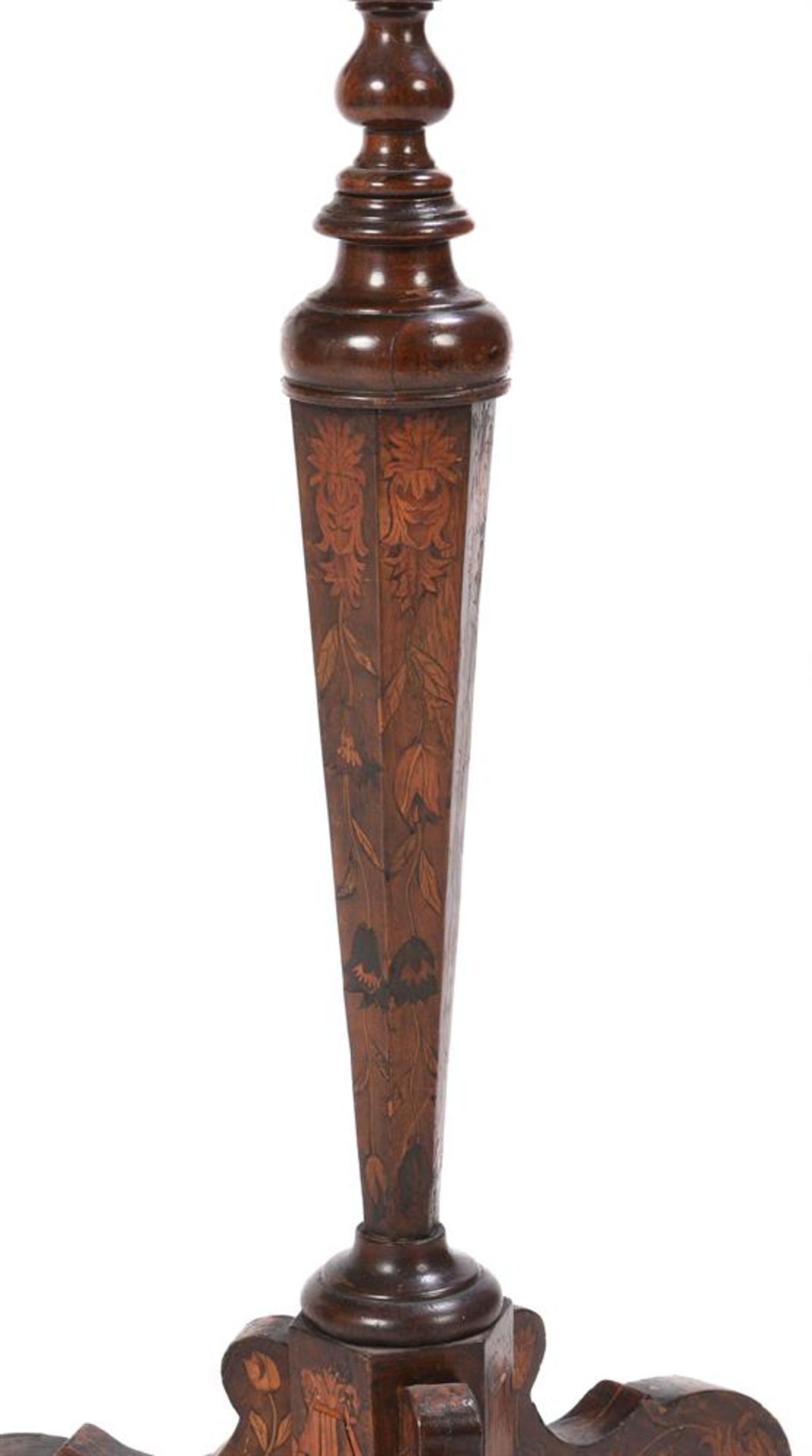 A WILLIAM AND MARY WALNUT AND FLORAL MARQUETRY TORCHERE STAND CIRCA 1695 - Bild 3 aus 4
