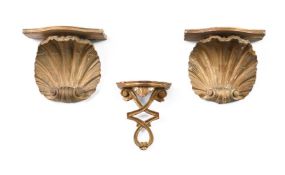 A PAIR OF KENTIAN STYLE CARVED GILTWOOD SHELL WALL BRACKETS, 20TH CENTURY
