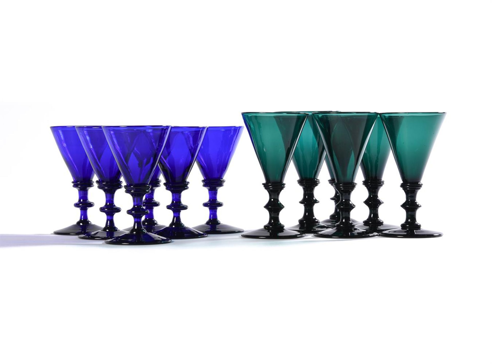 A GROUP OF 6 CONTINENTAL GREEN HOCK GLASSES, MID 19TH CENTURY - Bild 2 aus 2