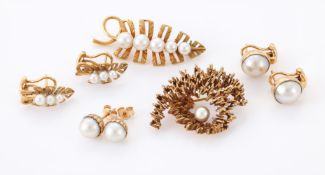 A COLLECTION OF CULTURED PEARL JEWELLERY