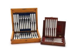 Y A CASED SET OF EIGHTEEN VICTORIAN SILVER FRUIT KNIVES AND FORKS