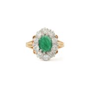 A DIAMOND AND EMERALD CLUSTER RING, LONDON 1986
