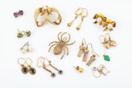 A COLLECTION OF 9 CARAT GOLD JEWELLERY