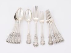 A COLLECTION OF VICTORIAN SILVER SINGLE STRUCK QUEEN'S PATTERN FLATWARE
